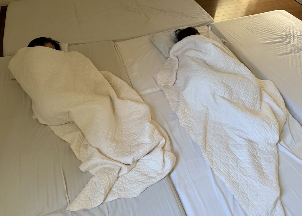 子どもたちがパシーマのキルトケットを掛けて熟睡している